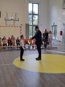 uczeń jest pasowany przez dyrektora