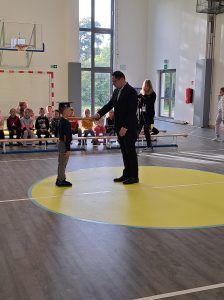 uczeń jest pasowany przez dyrektora