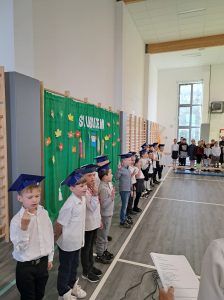 uczeń jest pasowany przez dyrektora