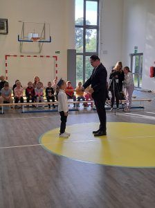 uczeń jest pasowany przez dyrektora