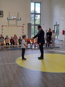 uczeń jest pasowany przez dyrektora