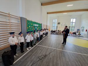 dyrektor przemawia do naszych najmłodszych uczniów