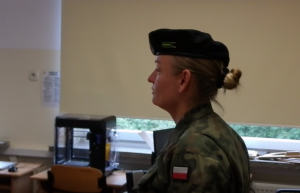 na zdjęciu kobieta w mundurze żołnierza