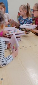 Akcja „Book Traf-daj się zaskoczyć. Grupa dzieci 1 bierze udział w akcji.