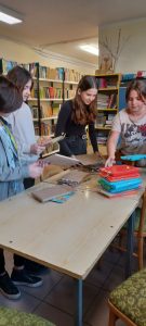 Akcja „Book Traf-daj się zaskoczyć. Grupa dzieci 2 bierze udział w akcji.