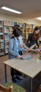 Akcja „Book Traf-daj się zaskoczyć. Grupa dzieci 3 bierze udział w akcji.