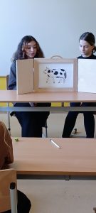 Prezentacja w teatrze kamishibai bajki ukraińskiej „Sprytna Hańdzia wykonanej przez klasę ósmą-odsłona 1.