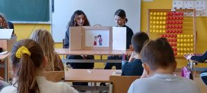 Prezentacja w teatrze kamishibai bajki ukraińskiej „Sprytna Hańdzia wykonanej przez klasę ósmą-odsłona 2.