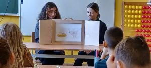 Prezentacja w teatrze kamishibai bajki ukraińskiej „Sprytna Hańdzia wykonanej przez klasę ósmą-odsłona 3.