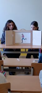 Prezentacja w teatrze kamishibai bajki ukraińskiej „Sprytna Hańdzia wykonanej przez klasę ósmą-odsłona 4.