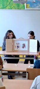 Prezentacja w teatrze kamishibai bajki ukraińskiej „Sprytna Hańdzia wykonanej przez klasę ósmą-odsłona 5.