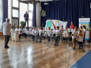 Próba małej orkiestry perkusyjnej. Wszystkie dzieci ubrane w koszulki z logo Kiwanis.