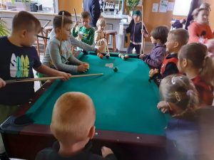  Grupa dzieci oczy stole bilardowym.