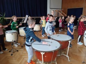 Chłopcy grający na kotłach.