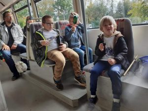 Dzieci podczas przejażdżki tramwajem.