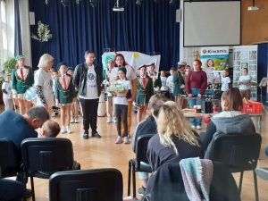 Zakończenie spotkania, wręczenie upominków przez dyrektora szkoły i uczennicę.