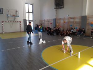 uczniowie w konkursie budowania wieży z kubków