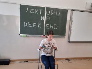 uczennica czytająca książkę