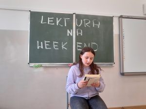 uczennica czytająca książkę