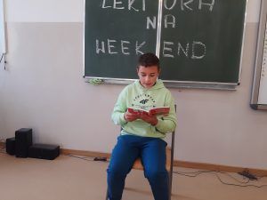 uczeń czytający książkę