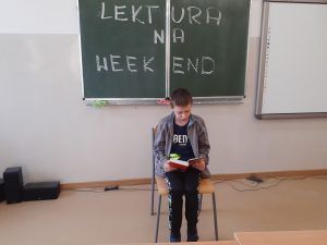 uczeń czytający książkę