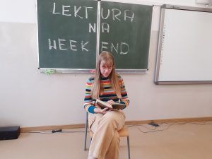 uczennica czytająca książkę