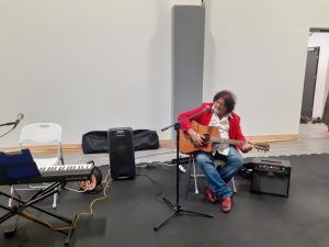 jeden z gości grający na gitarze