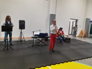 prowadzący zapowiada kolejny utwór