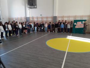 uczniowie w czasie odśpiewania hymnu narodowego