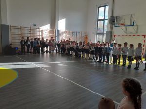 klasy młodsze prezentują wiersz i piosenkę