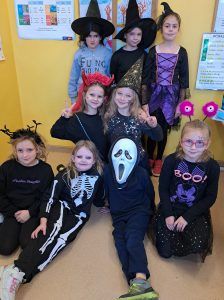 uczniowie klasy drugiej w wesołych przebraniach