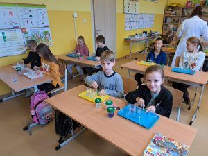 uczniowie wykonują doświadczenie