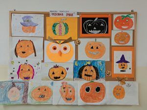prace dzieci z wesołymi dyniami