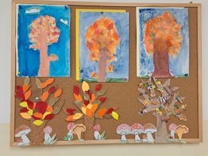 jesienne drzewa wykonane farbami przez uczniów