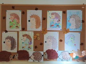 prace plastyczne z jesiennymi jeżykami