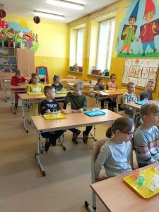 klasa z uczniami podczas zajęć z eksperymentami