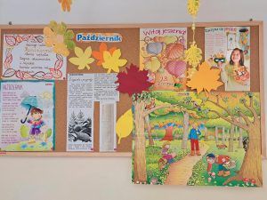 tablica informacyjna o październiku