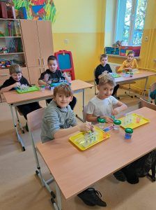 uczniowie wykonują doświadczenie