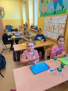 uczniowie wykonują doświadczenie