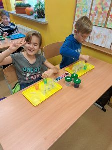 uczniowie wykonują doświadczenie