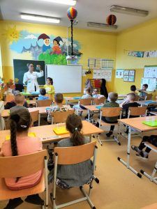 klasa z uczniami podczas zajęć z eksperymentami