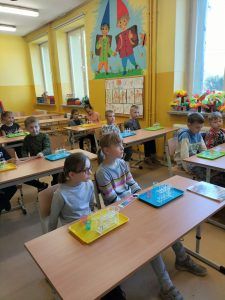 klasa z uczniami podczas zajęć z eksperymentami