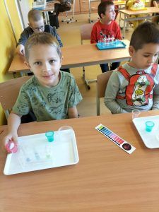 uczniowie wykonują doświadczenie