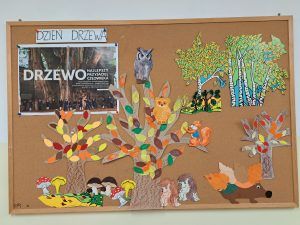 jesienne drzewo na tablicy 