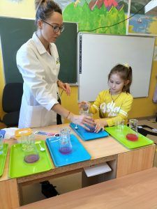 dziewczynka pomaga przy wykonaniu eksperymentu