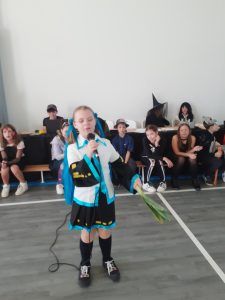 uczennica prezentuje swoje przebranie na bal