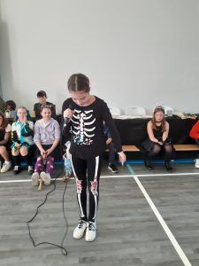 uczennica prezentuje swoje przebranie na bal