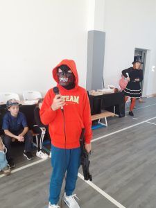 uczeń prezentuje swoje przebranie na bal