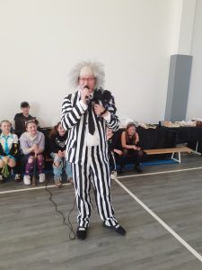 dyrektor szkoły prezentuje swoje przebranie na bal