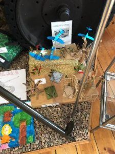 zdjęcie przedstawia pracę konkursową - makietę samolotów i pojazdów wojskowych